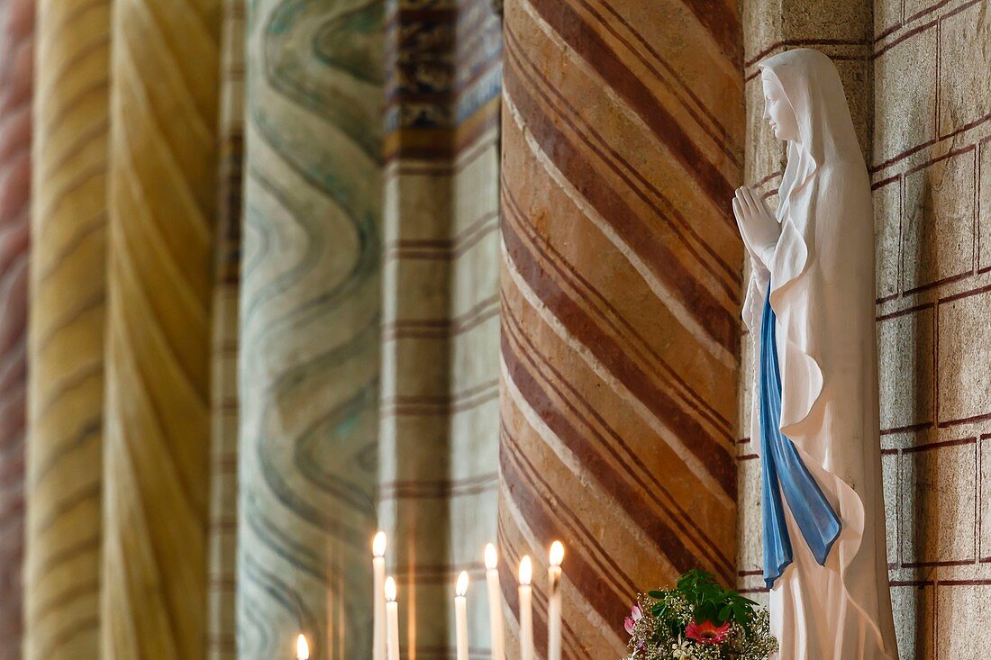 Frankreich, Vienne, Saint Savin, Abtei UNESCO Weltkulturerbe, Statue der Jungfrau Maria und Kerzen