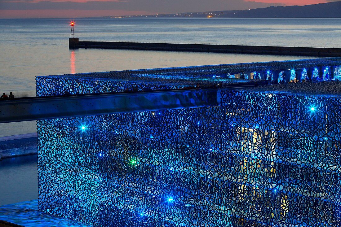 Frankreich, Bouches-du-Rhône, Marseille, Gebiet von Euroméditerranée, MuCEM-Museum der Zivilisationen Europas und des Mittelmeers, Architekten R. Ricciotti und R. Carta, die Yann Kersale beleuchtet