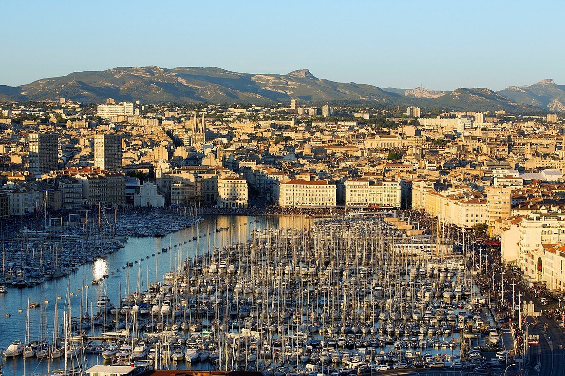 Frankreich, Bouches du Rhône, Marseille, Gebiet von Euroméditerranée, Vieux Port, Menge auf dem Pier Rive Neuve am Nationaltag, Massif du Garlaban im Hintergrund