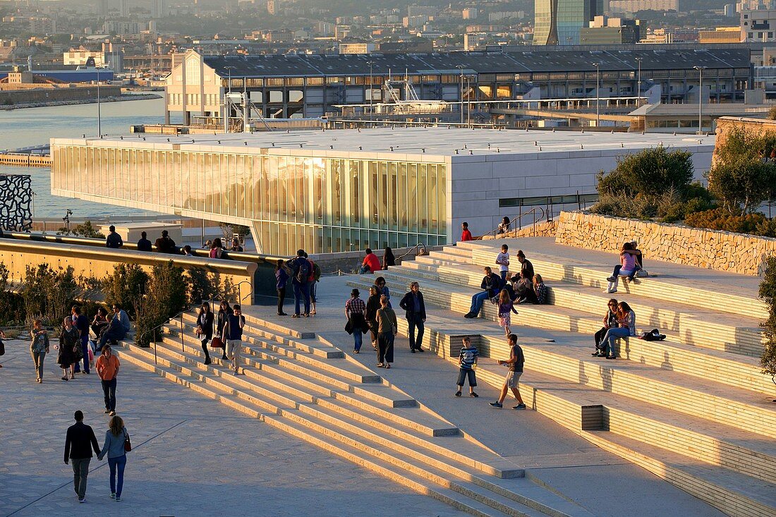 Frankreich, Bouches du Rhône, Marseille, Gebiet von Euroméditerranée, Villa La Mediterranee, Architekt Stefano Boeri, Gartenmigration, MuCEM-Museum der Zivilisationen Europas und des Mittelmeers, R. Ricciotti und R. Carta Architekten, Hangar J1 im Hintergrund