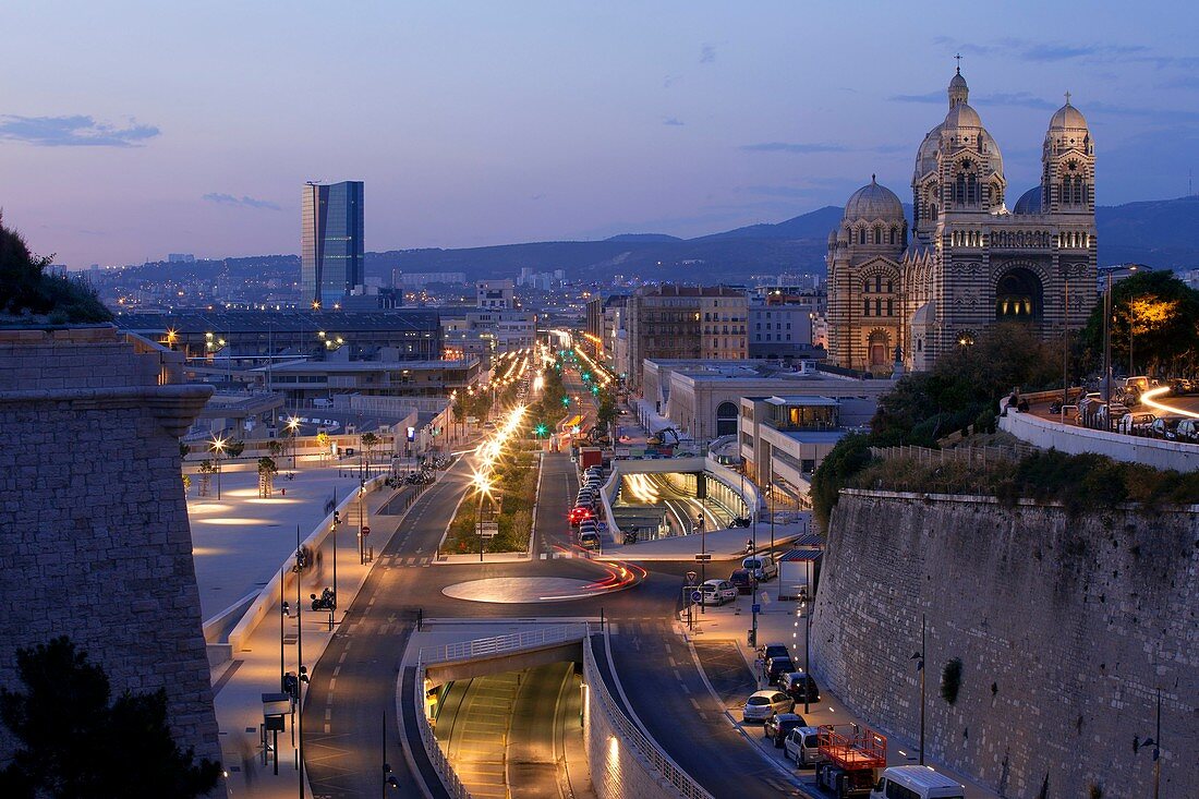 Frankreich, Bouches du Rhône, Marseille, Raum von Euroméditerranée, Esplanade J4 und Boulevard du Littoral, Eingang zur A55 auf der ersten Ebene, CMA CGM Tower, Architektin Zaha Hadid und Kathedrale The Major Historical Monument, Hintergrund