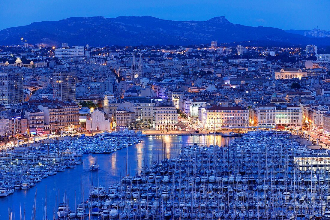 France, Bouches du Rhone, Marseille, Vieux Port, the Etoile chain in the background