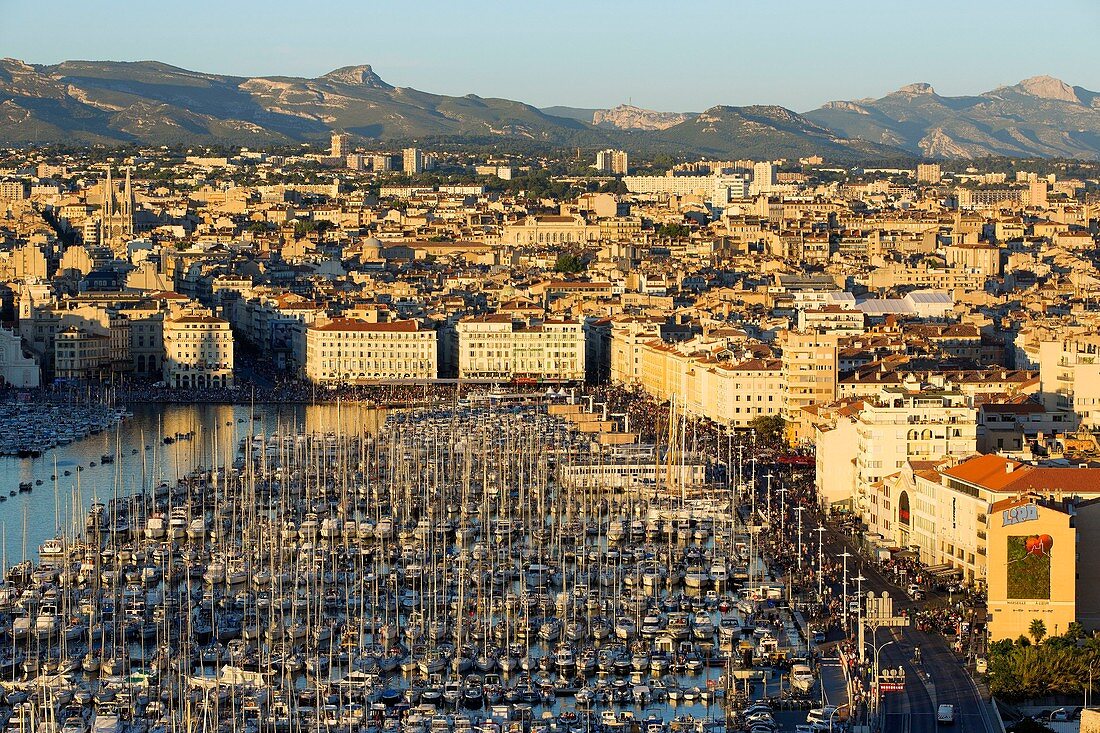 Frankreich, Bouches du Rhône, Marseille, Gebiet von Euroméditerranée, Vieux Port, Menge auf dem Pier Rive Neuve am Nationaltag, Massif du Garlaban im Hintergrund