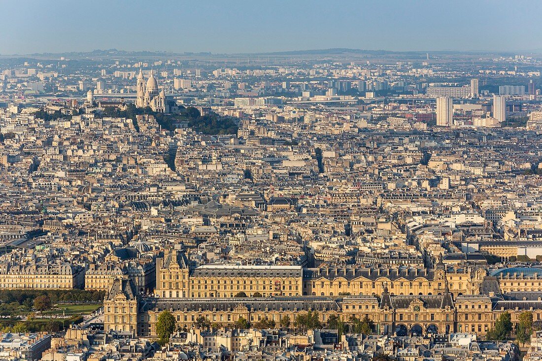 Gesamtansicht mit dem Louvre, Paris, Frankreich