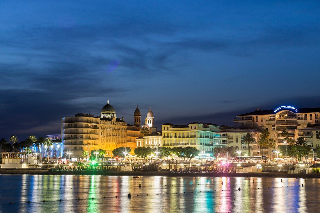 Frankreich, Var, Saint Raphael, Strand von Veillat, Nachtsaisonarbeiter an der Promenade des Bains, im Hintergrund die Basilika Notre Dame de la Victoire