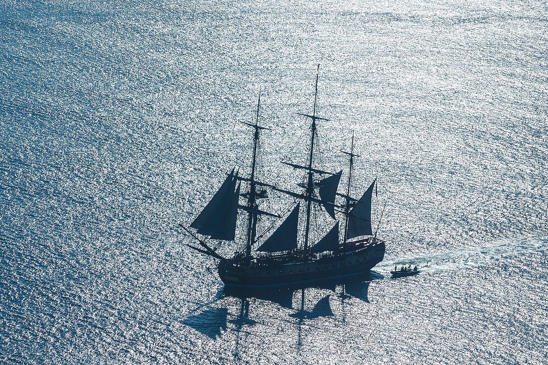 Frankreich, Charente Maritime, Ars en Re, Fregatte von L'Hermione, Nachbildung der drei Masten, die den Marquis de Lafayette 1780 nach Amerika brachten (Luftaufnahme)