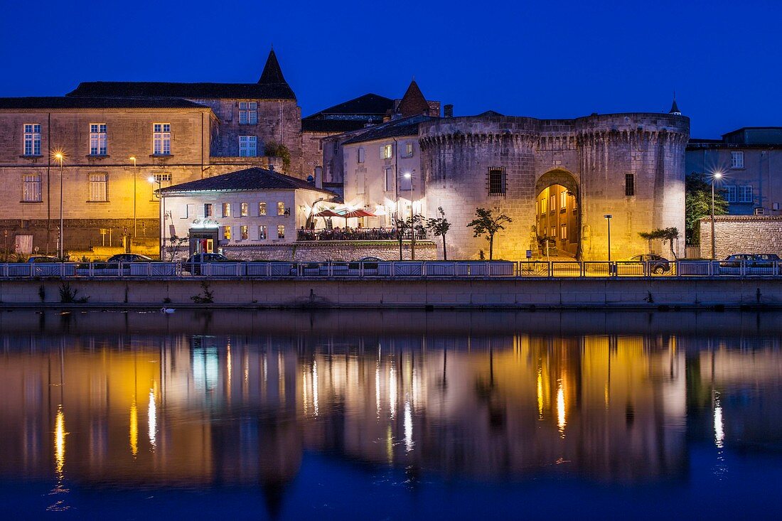 Frankreich, Charente, Cognac, die Ufer der Charente und das Tor Saint-Jacques