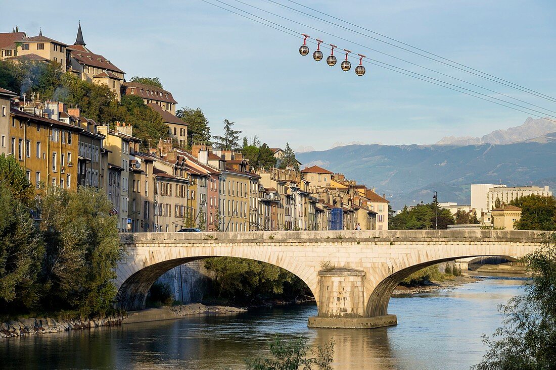 Frankreich, Isère, Grenoble, Saint-Laurent-Viertel am rechten Ufer des Isère, Marius-Gontard-Brücke und die Bastille-Seilbahn mit ihren Bubbles, der ältesten Stadtseilbahn der Welt