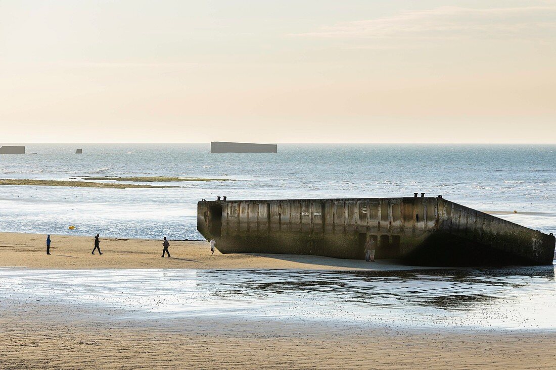 Frankreich, Calvados, Arromanches les Bains, historischer Ort der Landung in der Normandie, Reste des künstlichen Hafens Mulberry B oder Winston am Strand