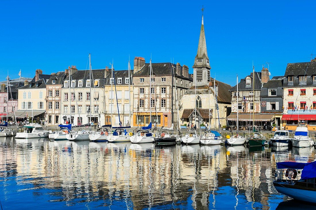 Frankreich, Calvados, Pays d'Auge, Honfleur und sein malerischer Hafen, altes Becken und das Quai Saint Etienne, Saint Etienne-Kirche