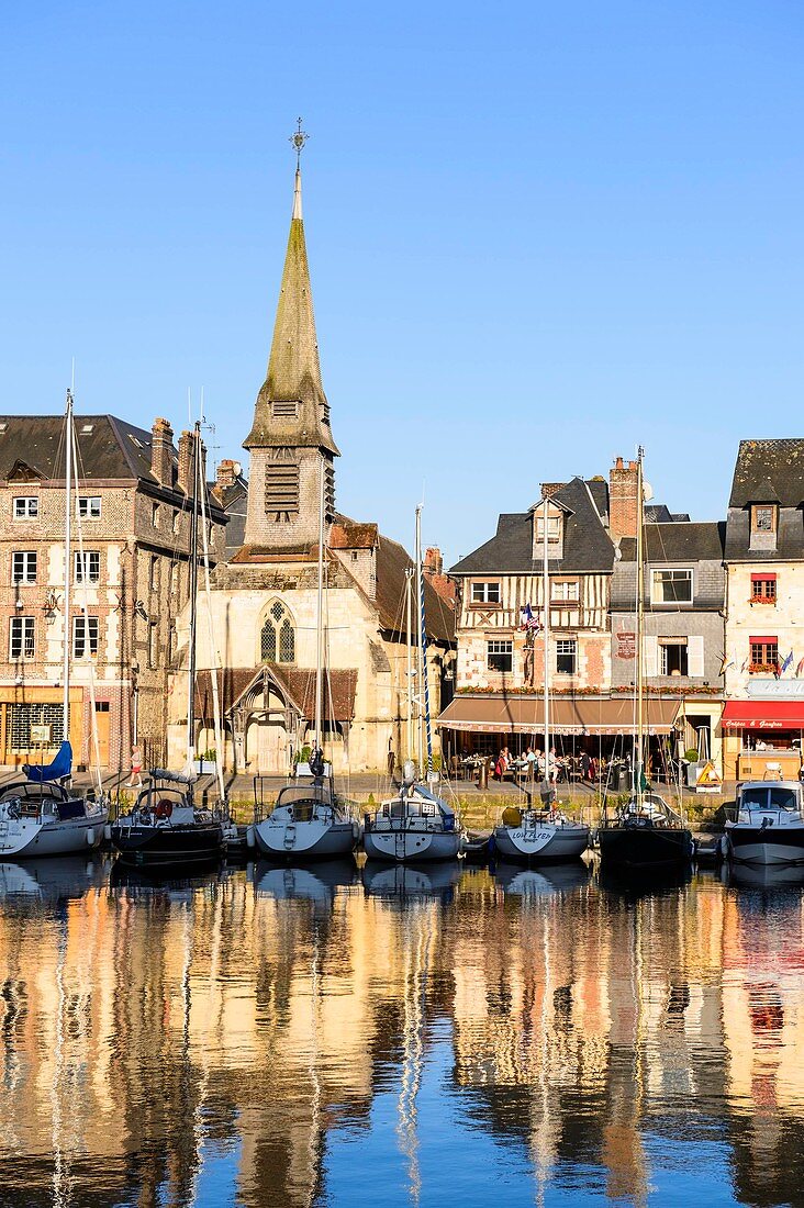 Frankreich, Calvados, Pays d'Auge, Honfleur und sein malerischer Hafen, altes Becken und das Quai Saint Etienne, Saint Etienne-Kirche