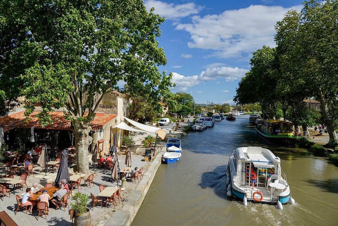 Frankreich, Aude, Saint Nazaire d'Aude, Canal du Midi von der UNESCO zum Weltkulturerbe erklärt, Hafen von Somail, Boot des Tourismus vor einer Tanzhalle im Freien am Rande des Wassers