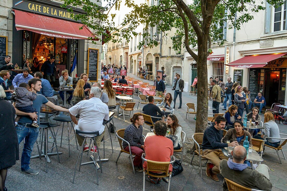 Frankreich, Herault, Montpellier, Bezirk Saint Roch, Konsumenten unter Freunden saßen auf Kaffeeterrassentischen