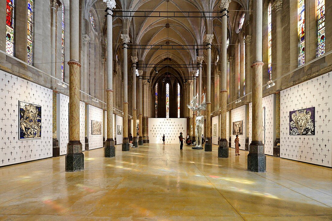 Frankreich, Herault, Montpellier, Square Saint Anne, bewundern die Besucher Arbeiten während einer Ausstellung des Malers und des Kunststofftechnikers Robert Combas