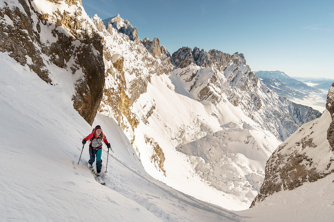Skitourengeherin beim Aufstieg zur Roten Rinnscharte mit Aussicht auf den Wilden Kaiser, Tirol, Österreich