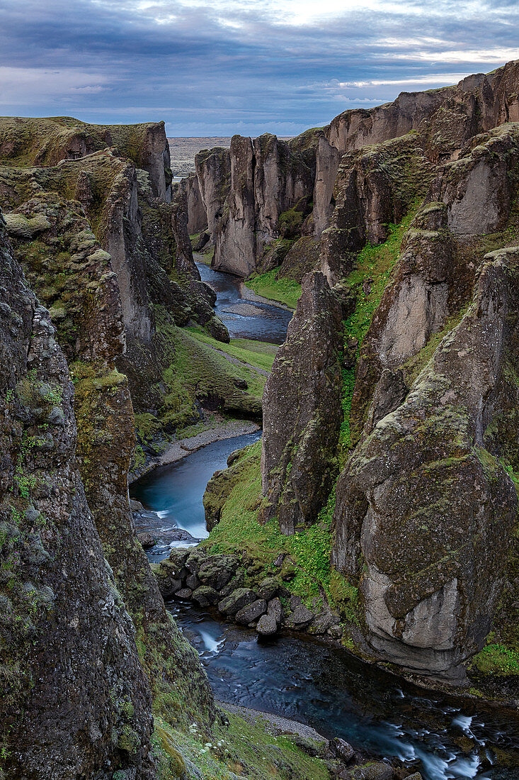 Fluss Fjaðrá fließt durch Schlucht Fjaðrárgljúfur, Kirkjubaejarklaustur, Island