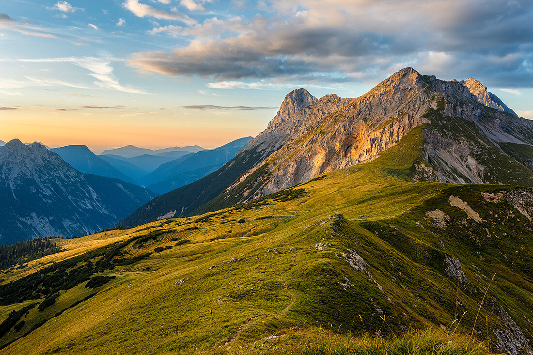 Berge und Wiesen im Abenlicht bei Sonnenuntergang, Steinfalk, Karwendel, Tirol, Österreich