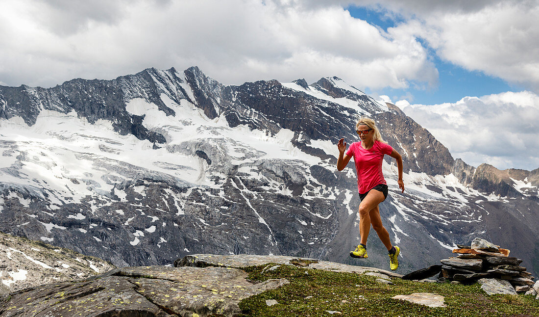 Trailläuferin vor hochalpiner Gletscherlandschaft, Schlegeis, Zillertaler Alpen, Tirol, Österreich