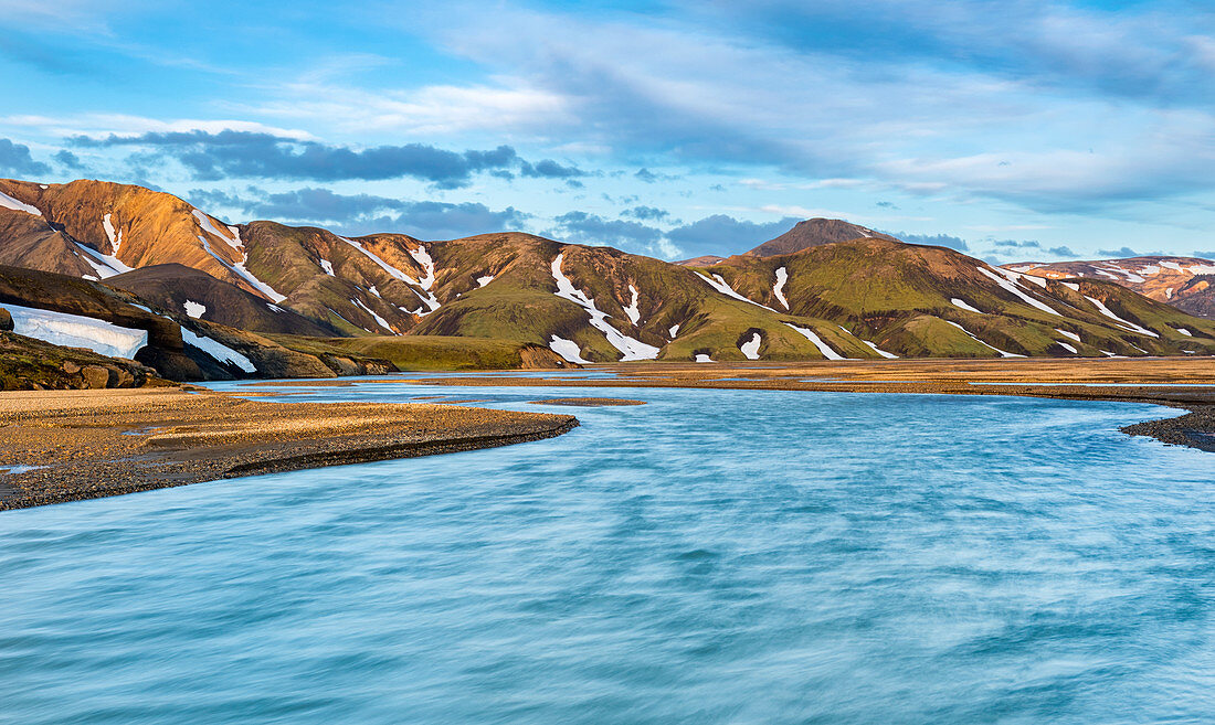 Langzeitbelichtung eines Flusses vor grün, gelben Hügeln, Landmannalaugar, Island