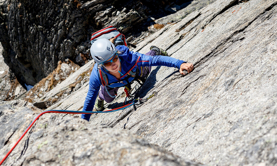 Junge Kletterin steigt in Granit am Seil nach, Gigalitz, Zillertaler Alpen, Tirol, Österreich