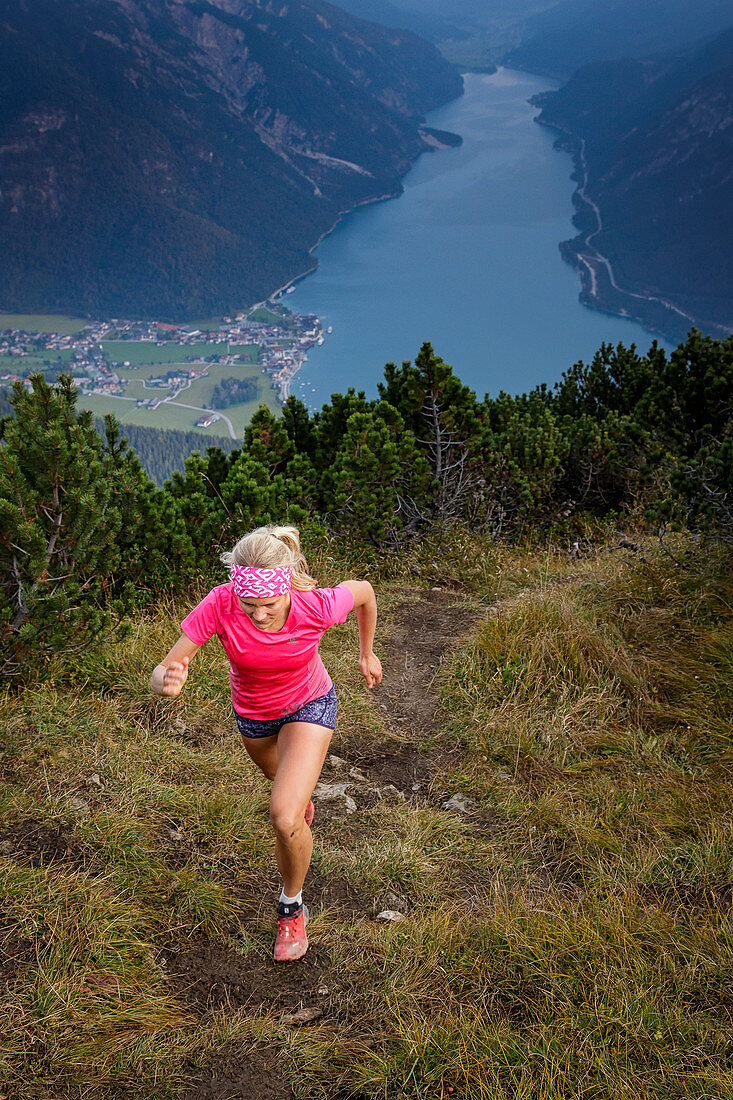 Bergläuferin auf dem Weg zum Bärenkopf hoch über dem Achensee, Tirol, Österreich