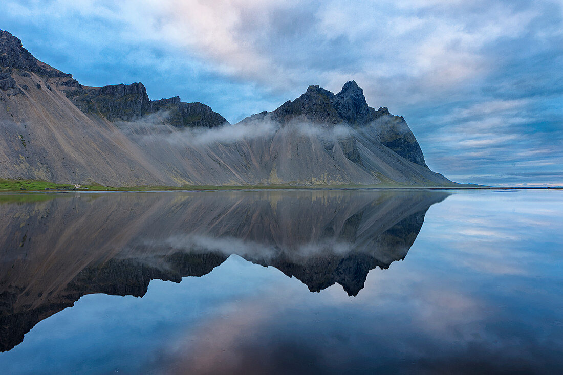 Bergkette spiegelt sich im flachen Wassser einer Bucht, Stokksnes, Höfn, Island