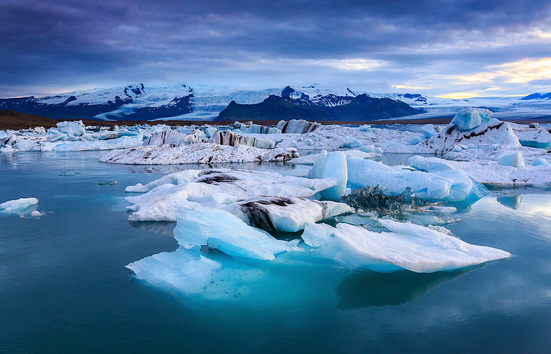 Eisberge in der Gletscherlagune Jökulsárlón bei blauer Stunde, Island