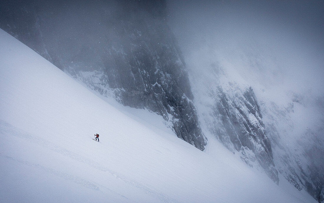 Skitourengeher im Aufstieg bei schlechter Sicht, Schneefall und Nebel, Wilder Kaiser, Tirol, Österreich