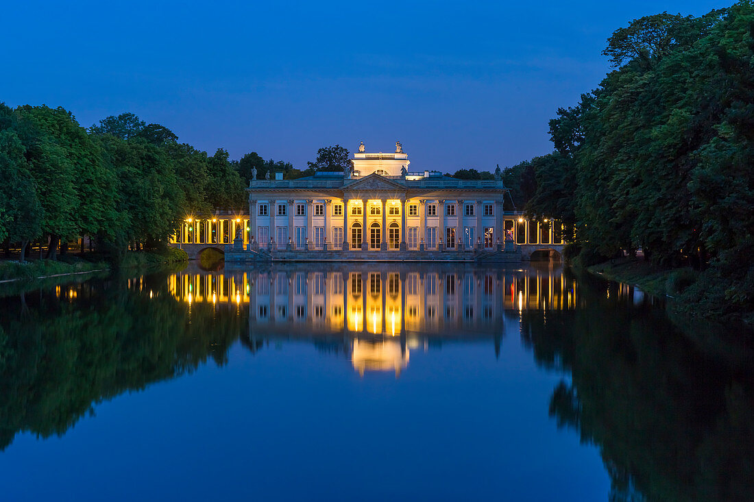 Königlicher Garten, genannt Lazienki Krolewskie, mit Palast am Wasser, Warschau, Polen, Europa