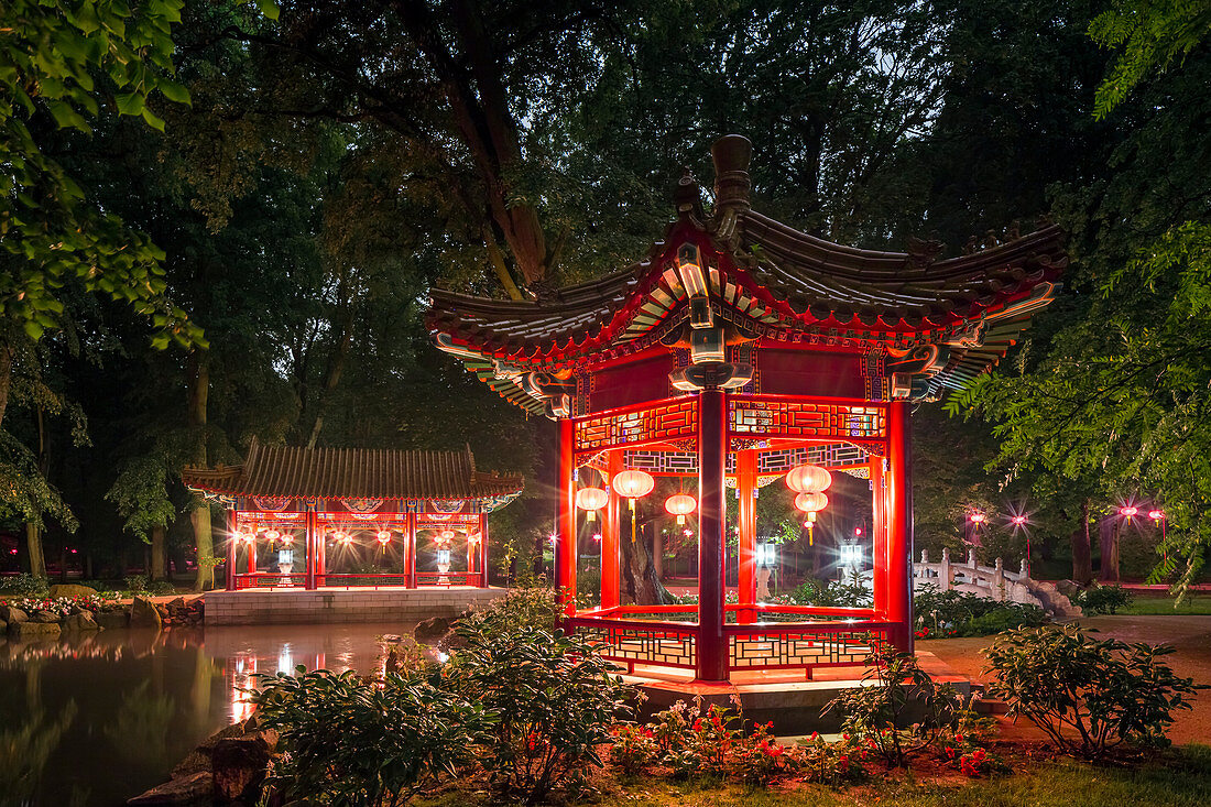 Königlicher Garten, genannt Lazienki Krolewskie, chinesischer Garten am Abend, Warschau, Polen, Europa