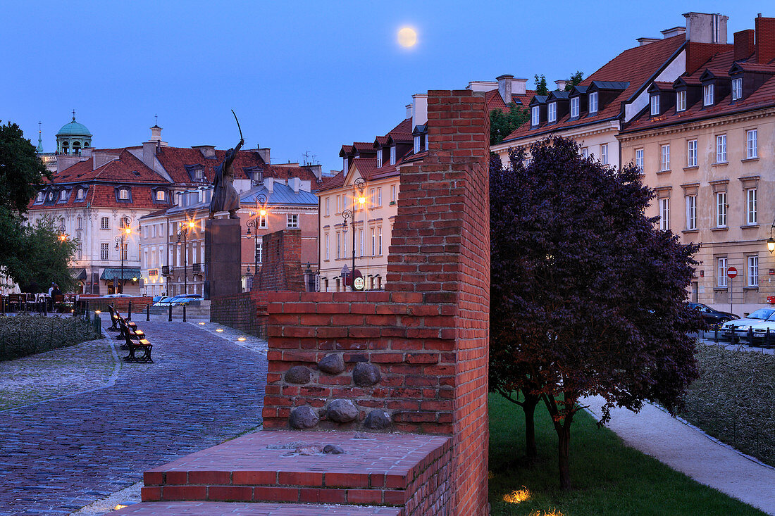 Mittelalterliche Stadtmauer entlang Podwale Straße, Abend, Altstadt, Warschau, Polen, Europa