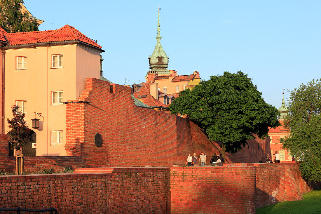 Mittelalterliche Stadtmauer entlang Podwale Straße, Altstadt, Warschau, Polen, Europa