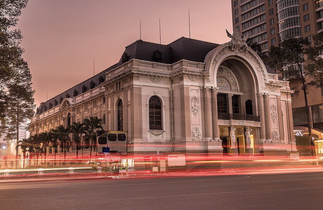 Oper von Saigon bei Sonnenuntergang (Ho-Chi-Minh-Stadt), Vietnam, Asien