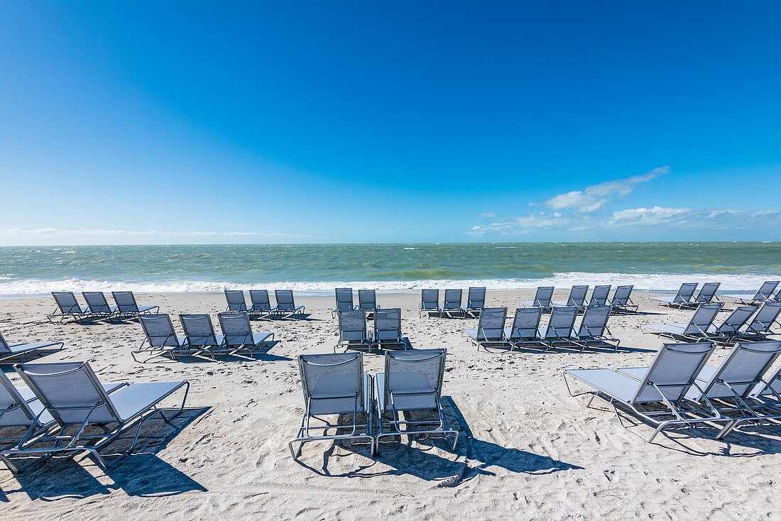 Leere Liegestühle am Strand vom Golf von Mexiko, Fort Myers Beach, Florida, USA