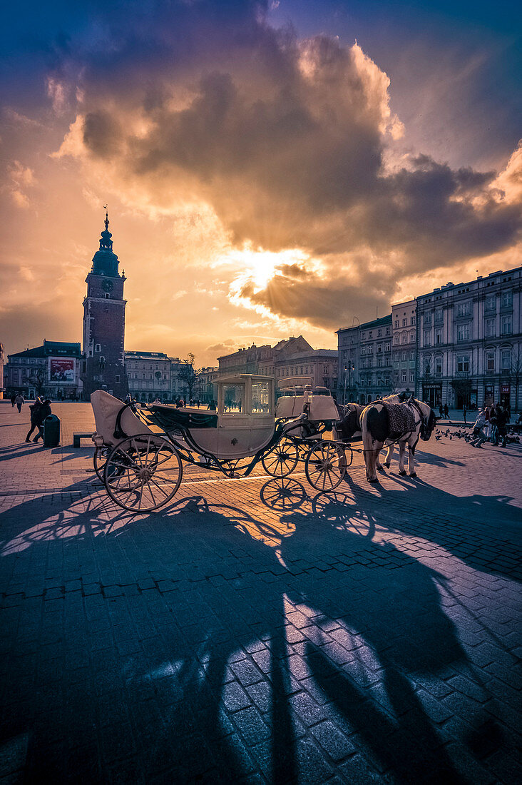 Der Hauptmarkt von Krakau mit alter Kutsche, Polen, Europa