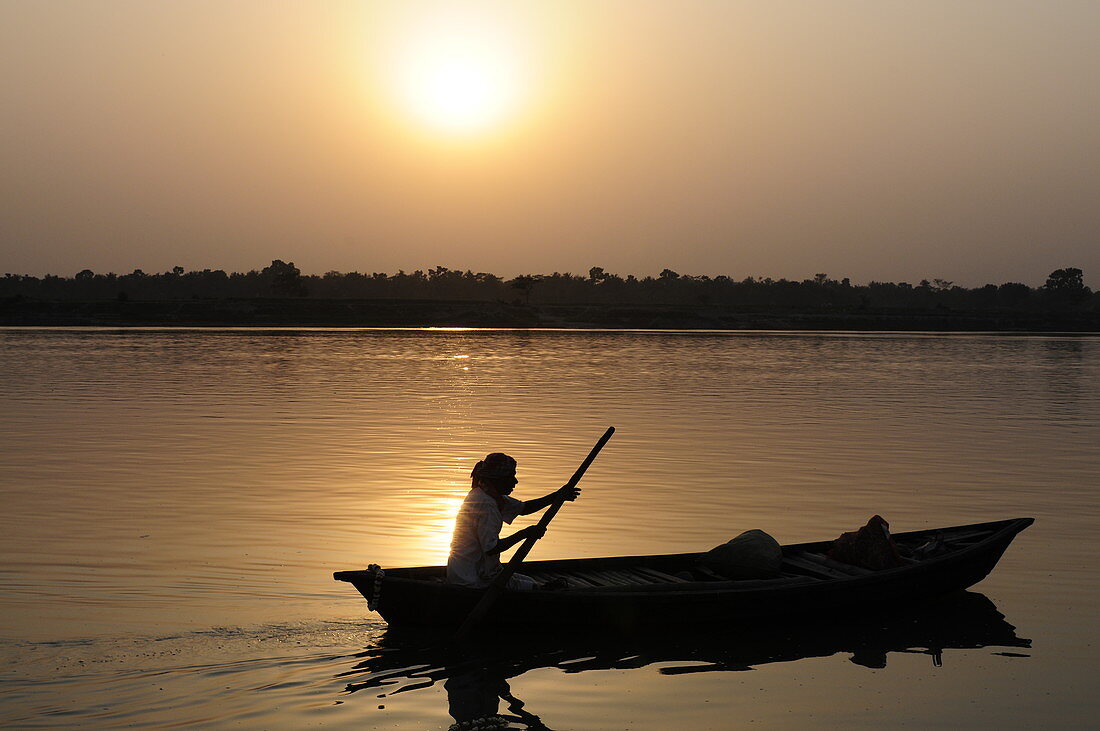Mayapur, Westbengalen Indien, Boot auf dem Ganges im Sonnenuntergang