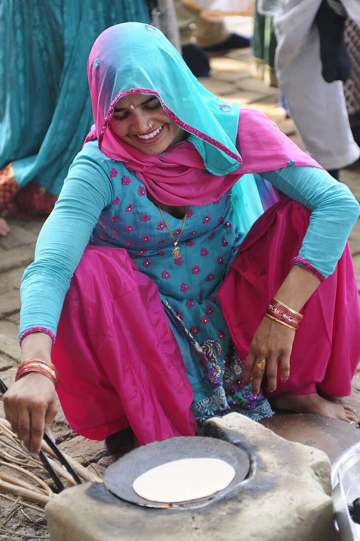 Nandgoan, Nandagram, Vrindavan, Uttar Pradesh, Indien, Frau macht Chapatis