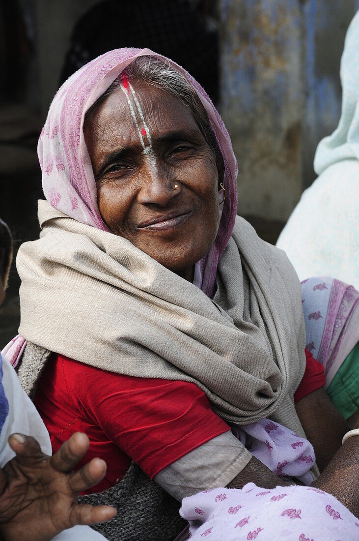 Radhakund, Vrindavan, Uttar Pradesh, Indien, Witwe bei Witwenspeisung