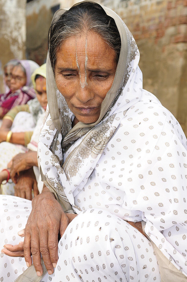 Radhakund, Vrindavan, Uttar Pradesh, Indien, Witwe bei Witwenspeisung