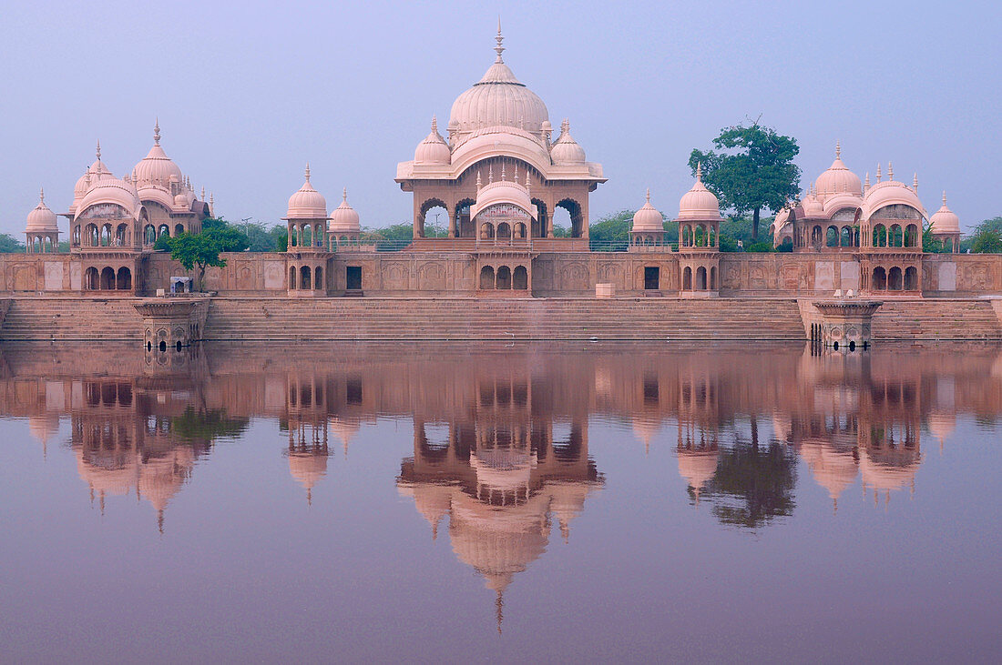 Kusum Sarovara, Govardhan, Vrindavan, Uttar Pradesh, Indien, Tempelanlage zu Ehren Radha und Krishnas