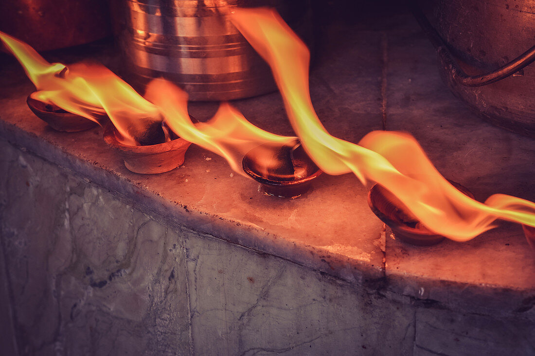 Radhakund, Vrindavan, Uttar Pradesh, Indien, Zu Shiva geopferte Lichter