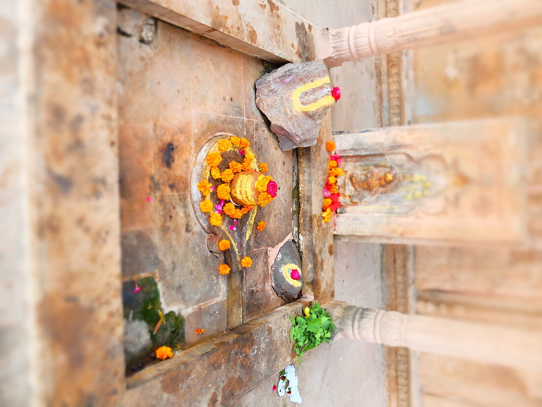 Govardhan, Vrindavan, Uttar Pradesh, Indien, Shiva lingam im Tempel von Kusum Sarovara