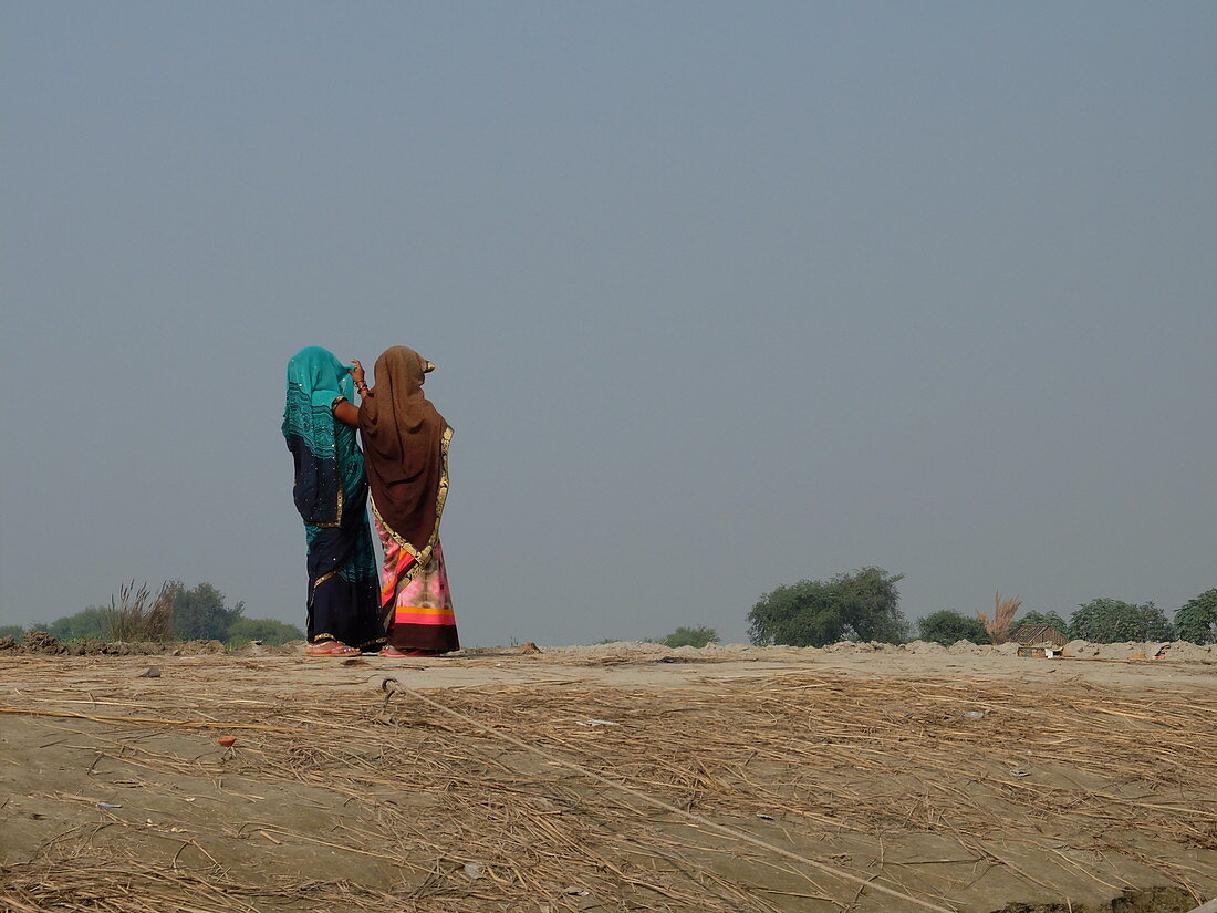 Vrindavan, Uttar Pradesh, Indien, Zwei Frauen an der Yamuna
