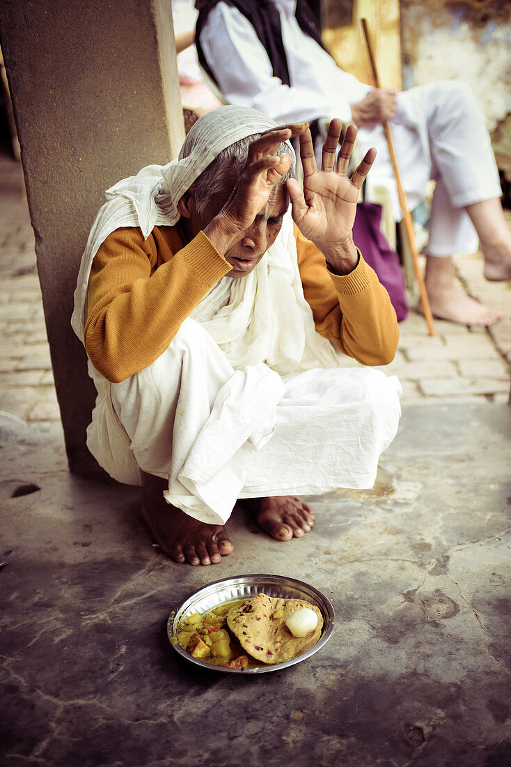 Radhakund, Vrindavan, Uttar Pradesh, Indien, Witwe bei Witwenspeisung