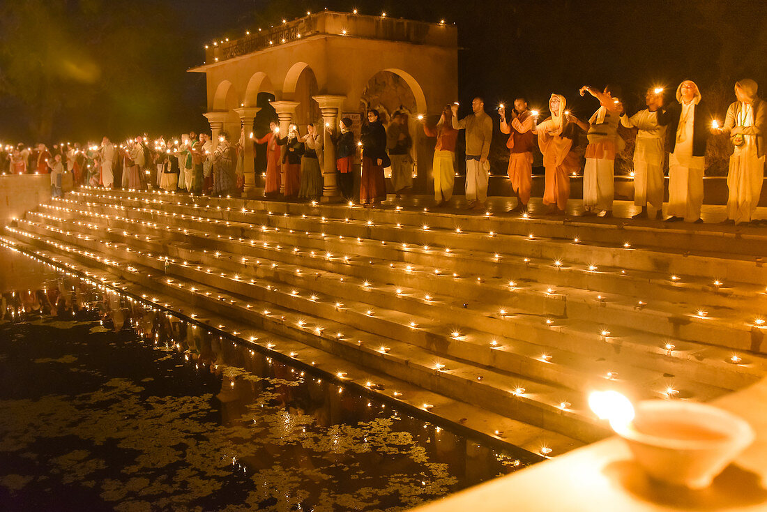 Govardhan, Vrindavan, Uttar Pradesh, Indien, Holy Name Retreat, mit 8.000 Ghee-Lampen erläuchteter Surabikund