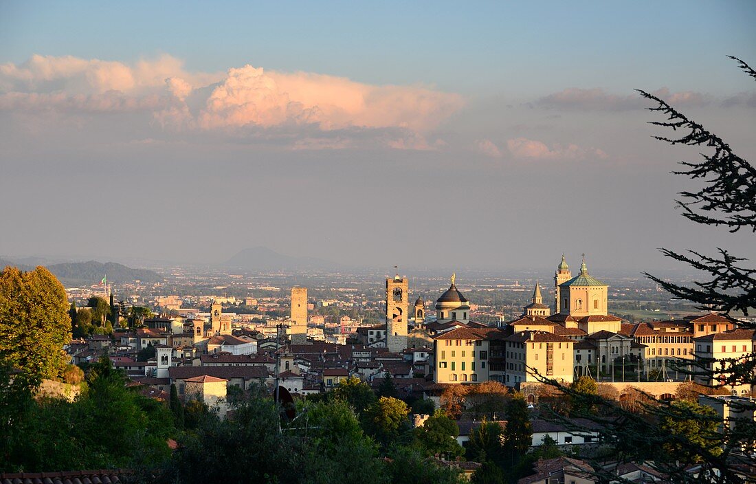 Abendliche Ansicht auf die Oberstadt mit seinen Türmen und Kirchen, Bergamo, Lombardei, Italien