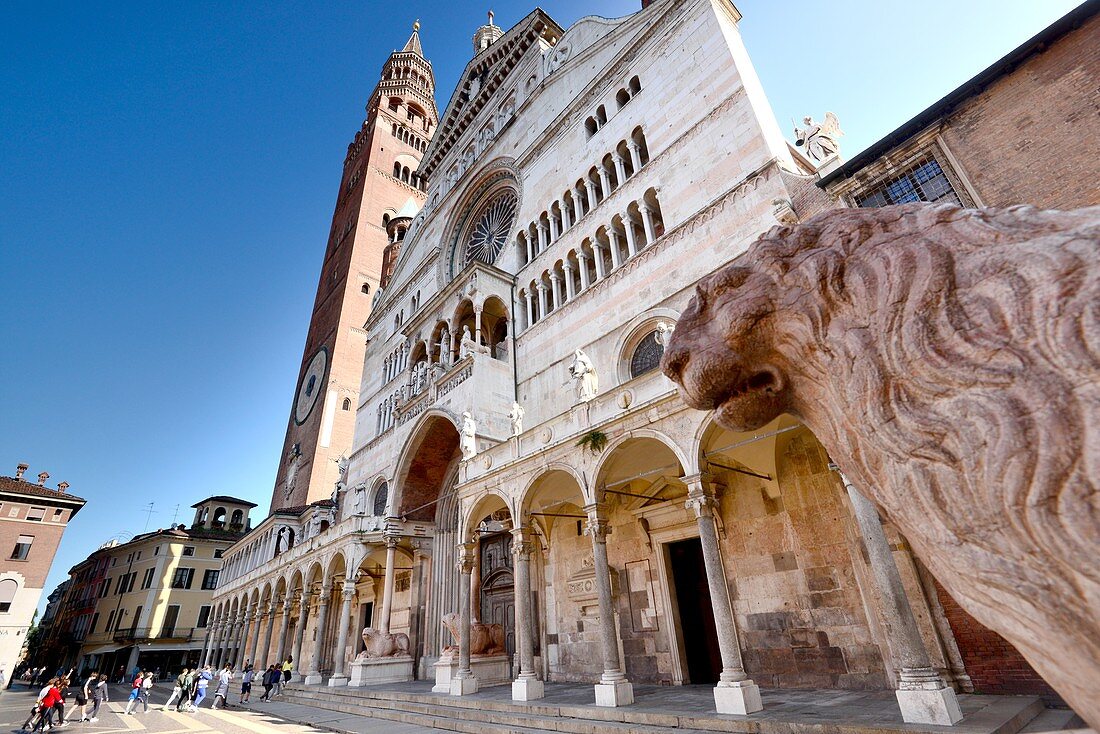 Piazza del Comune with Duomo and stone lions, Cremona, Lombardy, Italy