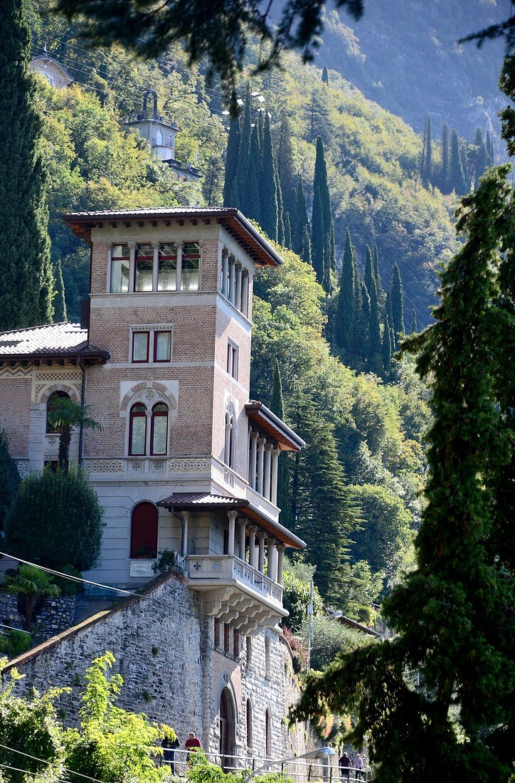 Villa mit Türmchen in Varenna an der Ostseite, Comer See, Lombardei, Italien