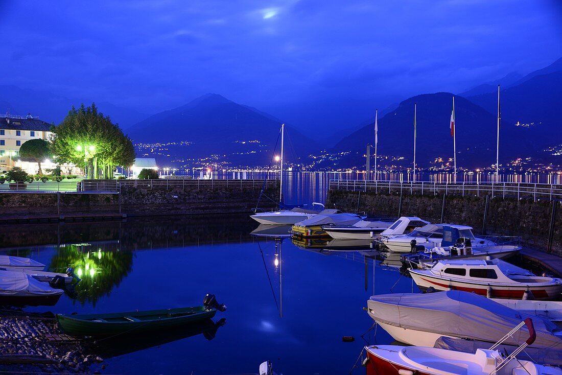 Kleiner Hafen von Colico im Abendlicht, Ostseite, Comer See, Lombardei, Italien