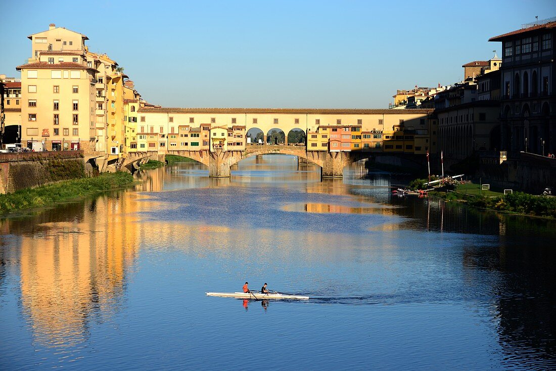Two oarsmen in front of the Ponte Vecchio on the Arno River, Florence, Toscana, Italy